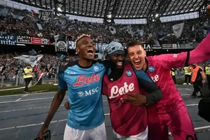 Victor Osimhen (trái) trong ngày Napoli đăng quang Scudetto