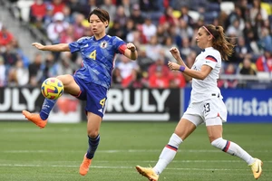 Hậu vệ Nhật Bản Saki Kumagai (4) kiểm soát bóng trước tiền đạo Mỹ Alex Morgan (13)