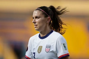 Tiền đạo Alex Morgan hết sức tập trung cho trận mở màn