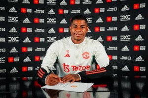 Marcus Rashford trong buổi ký hợp đồng triển hạn với Man United