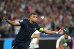 Kylian Mbappe vẫn đang căng thẳng với PSG