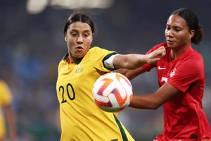 Sam Kerr (Australia, trái) tranh bóng với Jade Rose (Canada) trong trận giao hữu hồi tháng 9-2022