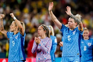 Millie Bright (6) chia sẻ niềm vui với công chúng