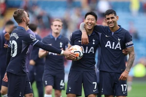 Son Heung-min mang quả bóng hat-trick về làm quà lưu niệm