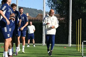 HLV Spalletti trện sân tập cùng tuyển Italia