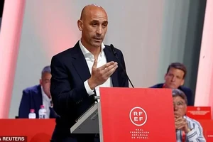 Luis Rubiales tung ra mọi chiêu trò để tự cứu mình 