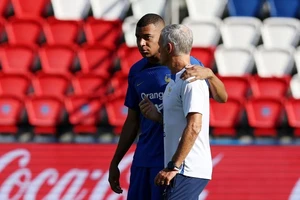 HLV Didier Deschamps và Kylian Mbappe