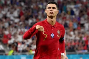 Ronaldo kỷ niệm 20 năm thi đấu cho tuyển Bồ Đào Nha