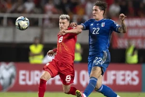 Nicolo Zaniolo (Italia, phải) tranh bóng với Ezgjan Alioski (North Macedonia)