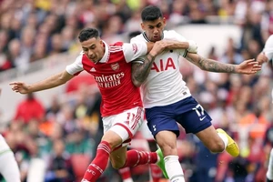 Martinelli (trái, Arsenal) tranh bóng với Romero (Tottenham)