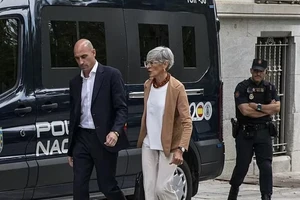 Luis Rubiales và luật sư rời khỏi tòa án