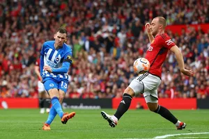Pascal Gross ghi bàn thứ 7 trong 11 lần gặp Man United