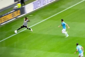 Pha bóng của Juventus không thể xác định đã ra ngoài biên hay chưa