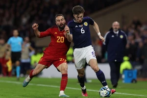 Dani Carvajal (Tây Ban Nha, trái) tranh bóng với Kieran Tierney (Scotland) 