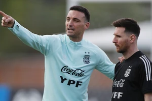 HLV Lionel Scaloni và Leo Messi