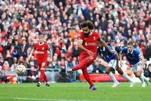 Mo Salah ghi bàn từ chấm 11m