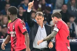 HLV Rudi Garcia quyết định điều chỉnh chiến thuật để gỡ hòa trước Milan