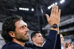 Fabio Grosso vẫn gắng gượng ra chào khán giả trên sân Velodrom