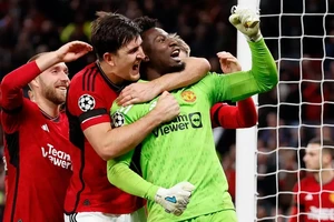 Harry Maguire và Andre Onana ăn mừng chiến thắng lượt đi