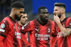 AC Milan thất vọng rời sân trong tiếng la chộ của khán giả nhà