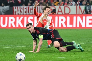 Pha bóng đáng hưởng phạt đền của Thomas Muller