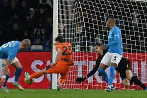 Pha ghi bàn của Nicolo Barella trong vòng cấm Napoli