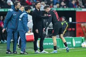 Florian Wirtz đau đớn rời sân