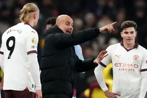 Pep Guardiola chỉ đạo các học trò trên sân Villa Park