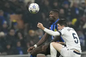 Marcus Thuram (Inter) tranh bóng vời Zubeldia (Sociedad)