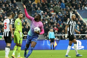 Tomori ăn mừng thắng lợi trước Newcastle