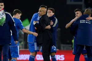 HLV Luciano Spalletti và các học trò sau trận hòa Ucraine