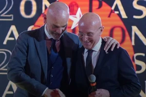 Arrigo Sacchi (phải) và Stefano Pioli