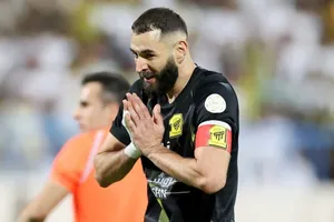 Karim Benzema tạo dàng trên sân