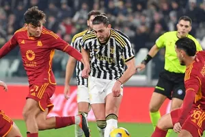 Adrien Rabiot (giữa) ghi bàn thắng duy nhất vào lưới Roma
