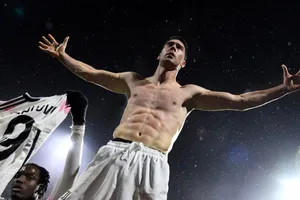 Dusan Vlahovic phấn khích cởi áo ăn mừng bàn thắng