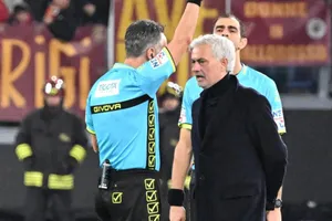 HLV Jose Mourinho lại lãnh thẻ đỏ