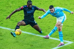 Phil Foden mở tỷ số bằng pha ghi bàn đẹp mắt