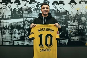 Jadon Sancho trình làng chiếc áo số 10 ở Dortmund