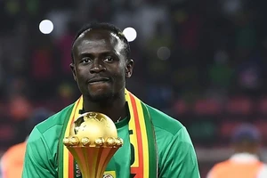 Sadio Mane với chiếc cúp vô địch 2 năm trước