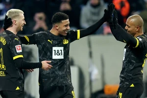 Jjadon Sancho (giữa) tìm thấy nier62m vuio chiến thắng bên cạnh Marco Reus và Donyell Malen