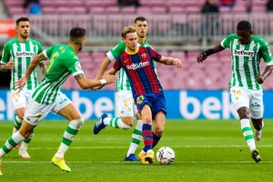 Frenkie De Jong trong vòng vây các cầu thủ Real Betis