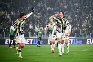 Dusan Vlahovic ăn mừng bàn thắng với Kenan Yildiz