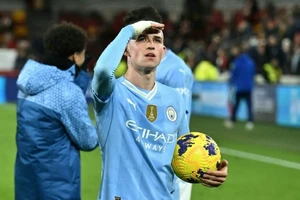 Phil Foden đã ghi hat-trick vào lưới Bầy ong ở lượt đi