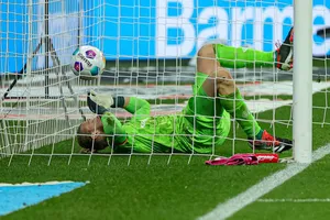 Sai lầm của thủ môn Robin Zentner giúp Leverkusen giành chiến thắng