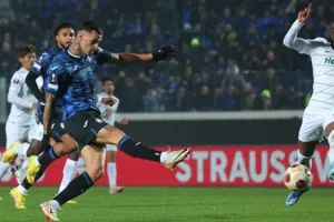 Gianluca Scamacca (áo sẫm) không có phong độ tốt