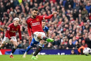 Bruno Fernandes mở tỷ số từ chấm 11m