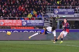 Yann Bisseck bay người đánh đầu ghi bàn cho Inter