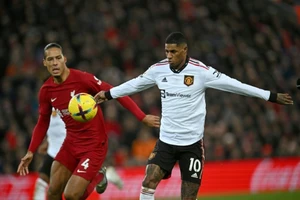 Van Dijk (trái) tranh bóng với Marcus Rashford (Man United)