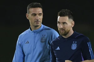 HLV Scaloni và Leo Messi