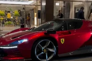 Ronaldo và chiếc xe Ferrari mới đậu trước Khách sạn Bốn mùa